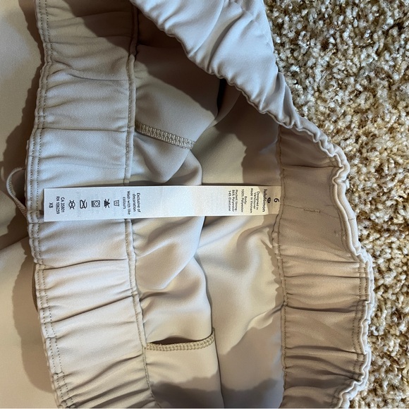 Lululemon on the fly skirt size 6 - Picture 2 of 4